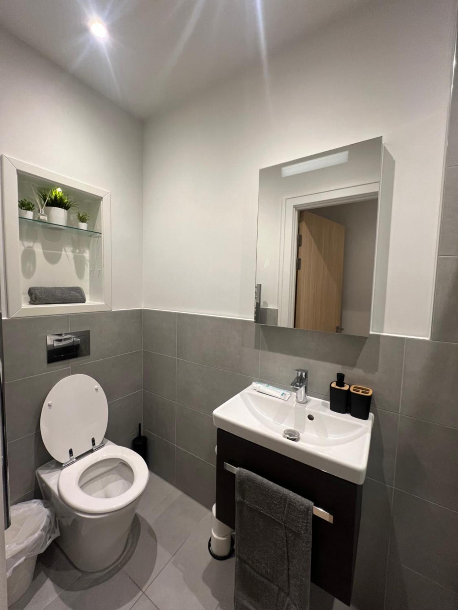 London Luxxe Suites & Apartments - London Heathrow Airport, Terminal 1 2 3 4 5 Hillingdon Exterior photo